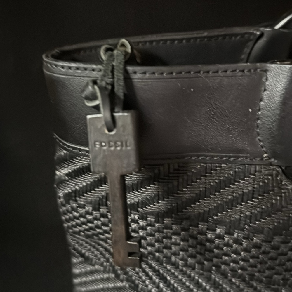 Black woven Fossil purse - Picture 2 of 5